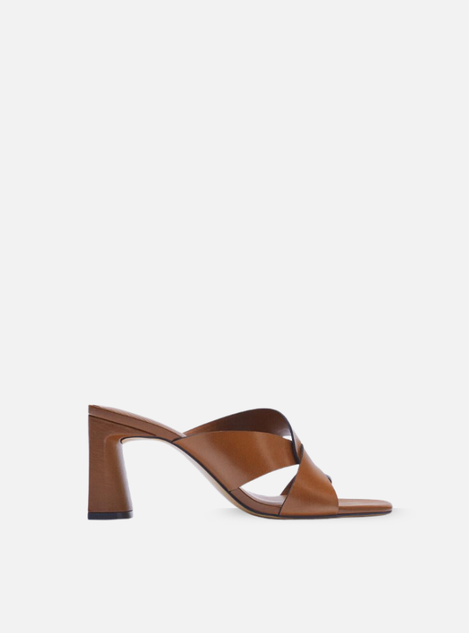 sandálias de couro marrom com tiras