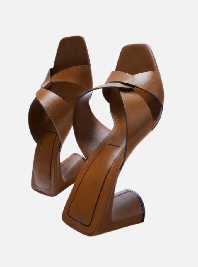 sandálias de couro marrom com tiras