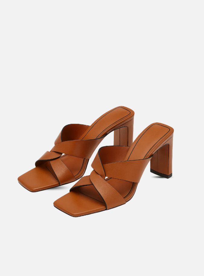 sandálias de couro marrom com tiras