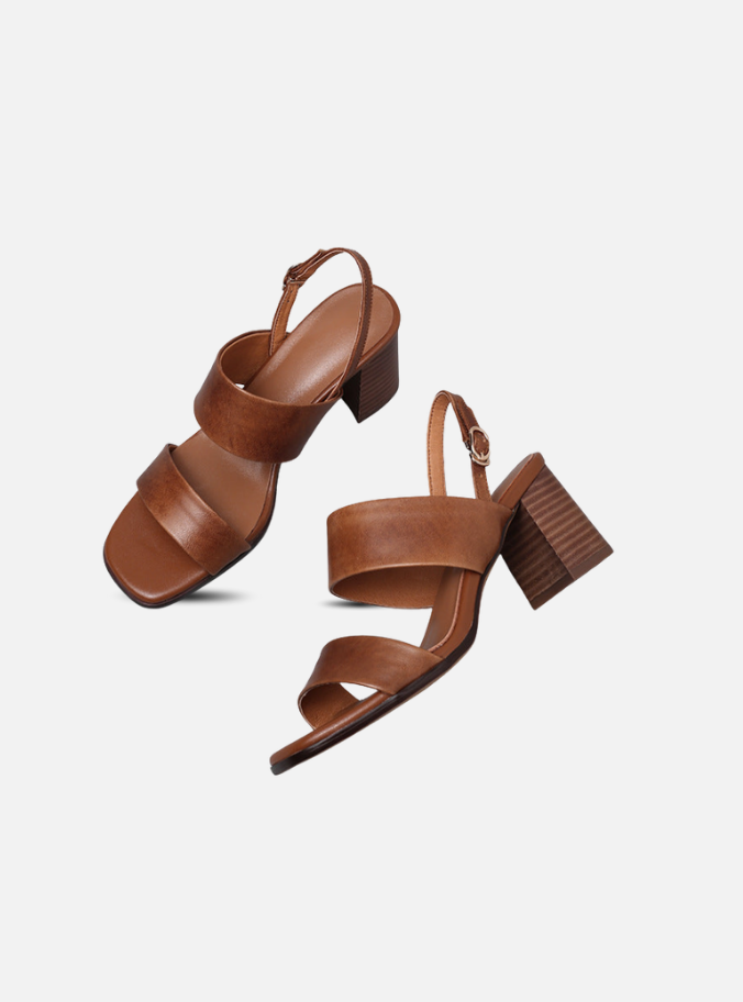 Sandálias de couro texturizado com salto quadrado e tira frontal